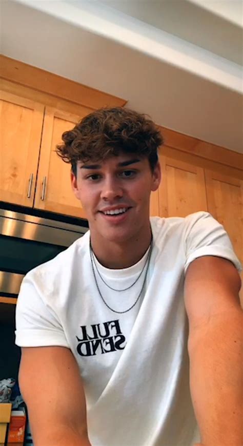 noah becks ass|TikTok Star Noah Beck Opens Up About & Clarifies His Sexuality